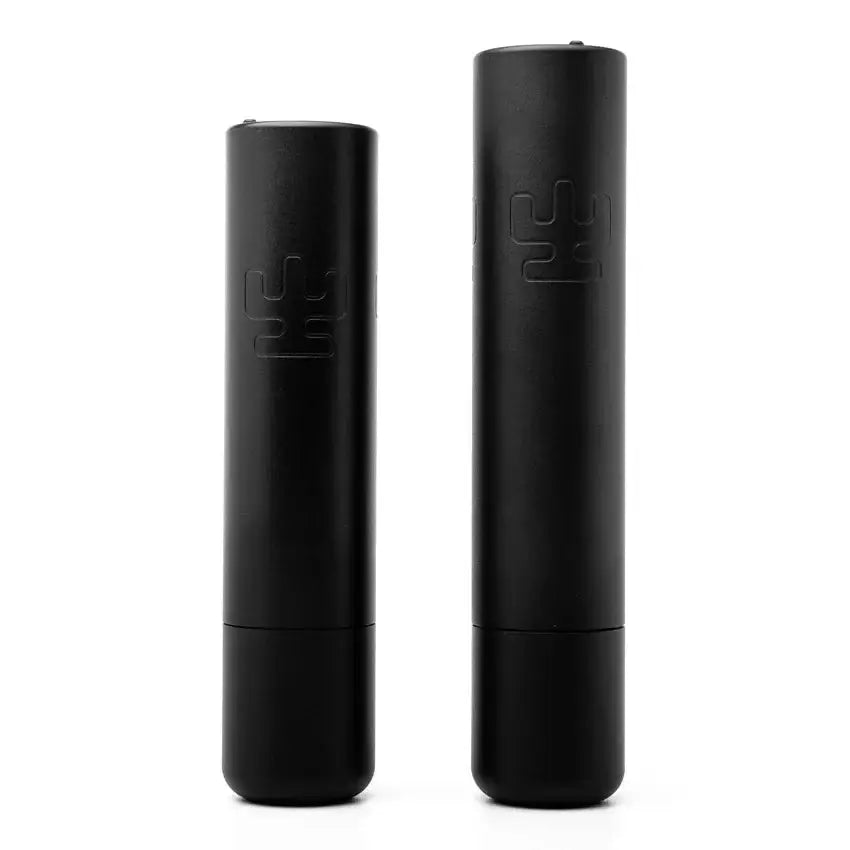 Zwei elegante schwarze zylindrische Etuis mit dezent geprägtem Logo für VLAD BLAD Ultron 3 Max zur Produktaufbewahrung