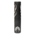 Schwarzes zylindrisches tube mit weißen, filigranen Tribal-Mustern und stilisiertem Emblem vladi blad ultron 4 von chapta