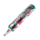 Eine schlanke zylindrische Tätowiermaschine VLAD BLAD Ultron 4 Polar Day mit metallischem Silber und pink-grüner Spritzlackierung
