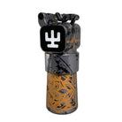 Black and goldene metallische Wasserflasche mit kunstvollen orangefarbenen geometrischen Mustern und weißem stilisiertem H-Logo von Francesco Niccolini