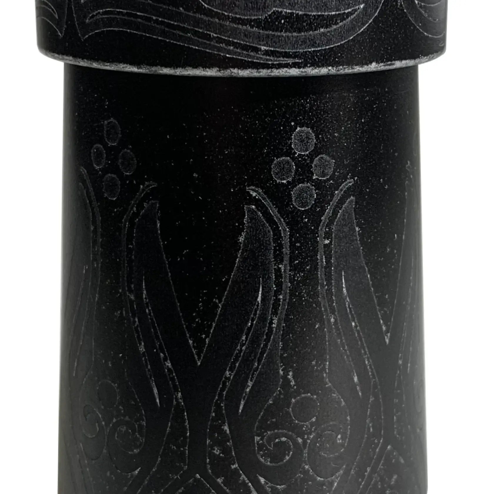 Schwarzer zylindrischer VLAD BLAD Ultron 4 Pro von Sadhakaya mit filigran eingravierten floralen und geschwungenen Mustern