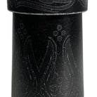 Schwarzer zylindrischer VLAD BLAD Ultron 4 Pro von Sadhakaya mit filigran eingravierten floralen und geschwungenen Mustern