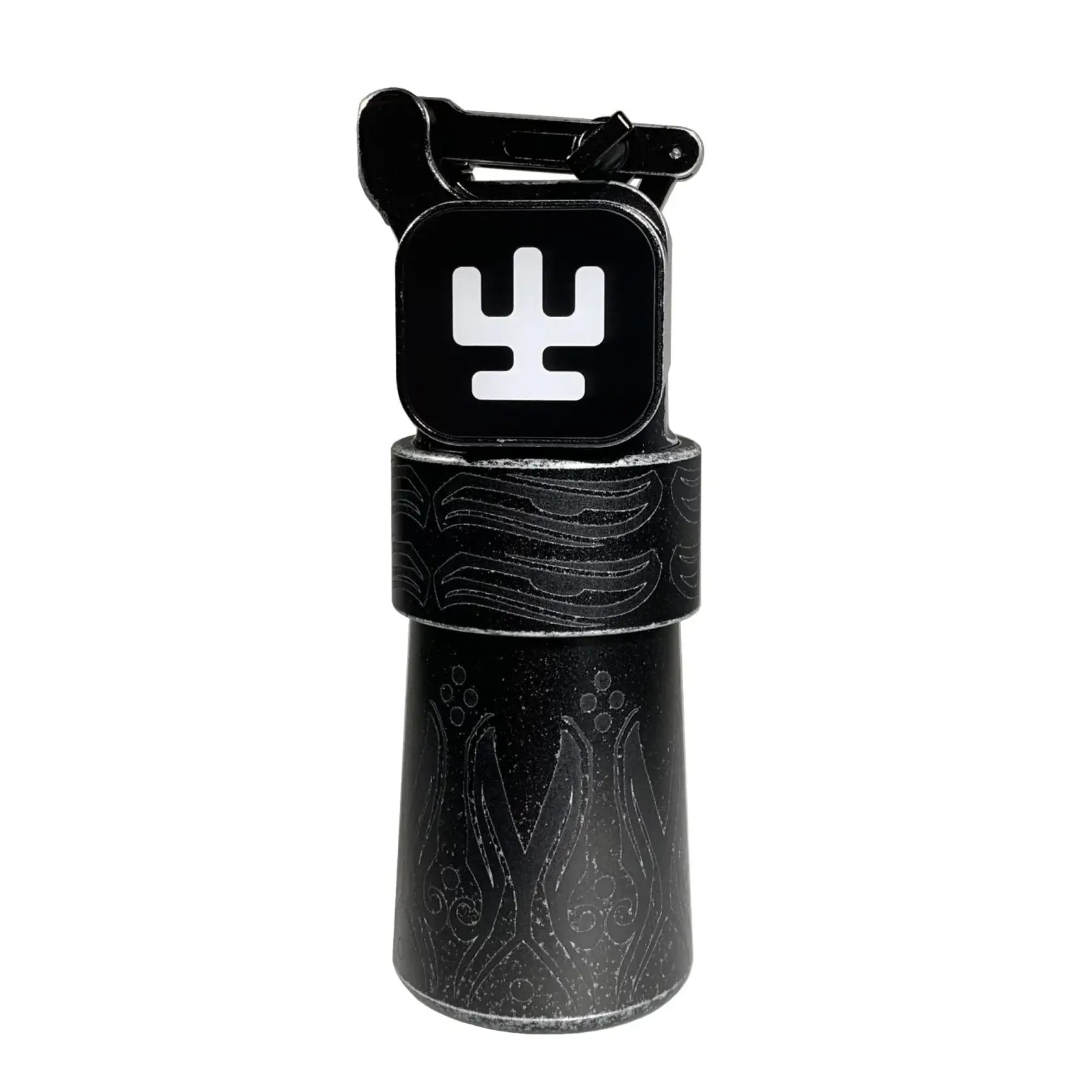 Schwarze Wasserflasche aus Leder VLAD BLAD Ultron 4 Pro von Sadhakaya mit geprägten Stammesmustern und weißem Kaktus-Logo auf dem Deckel