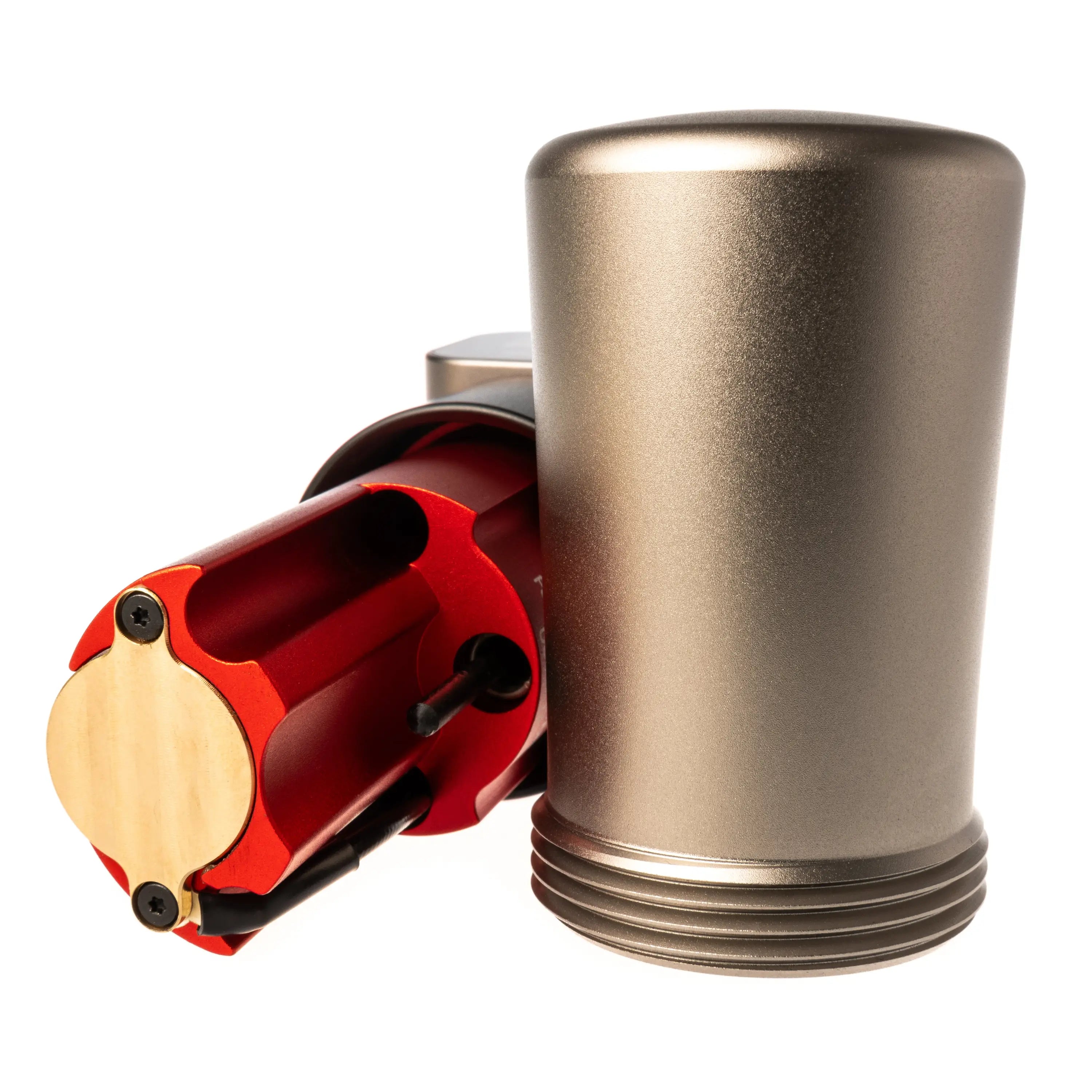 Ein elegantes zylindrisches Metallgerät VLAD BLAD Ultron 4 Pro mit gebürsteter Silberoberfläche und Gewindebasis für den morgendlichen Champagnergenuss
