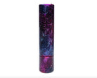 Ein eleganter zylindrischer Vape Pen VLAD BLAD Ultron 4 Space mit kosmischem Galaxie-Design in Lila und Blau mit Sternen