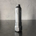Silberner zylindrischer Vape-Pen mit matter Oberfläche und eingraviertem Kaktuslogo, vladd blad ultron pen grip aluminium standard