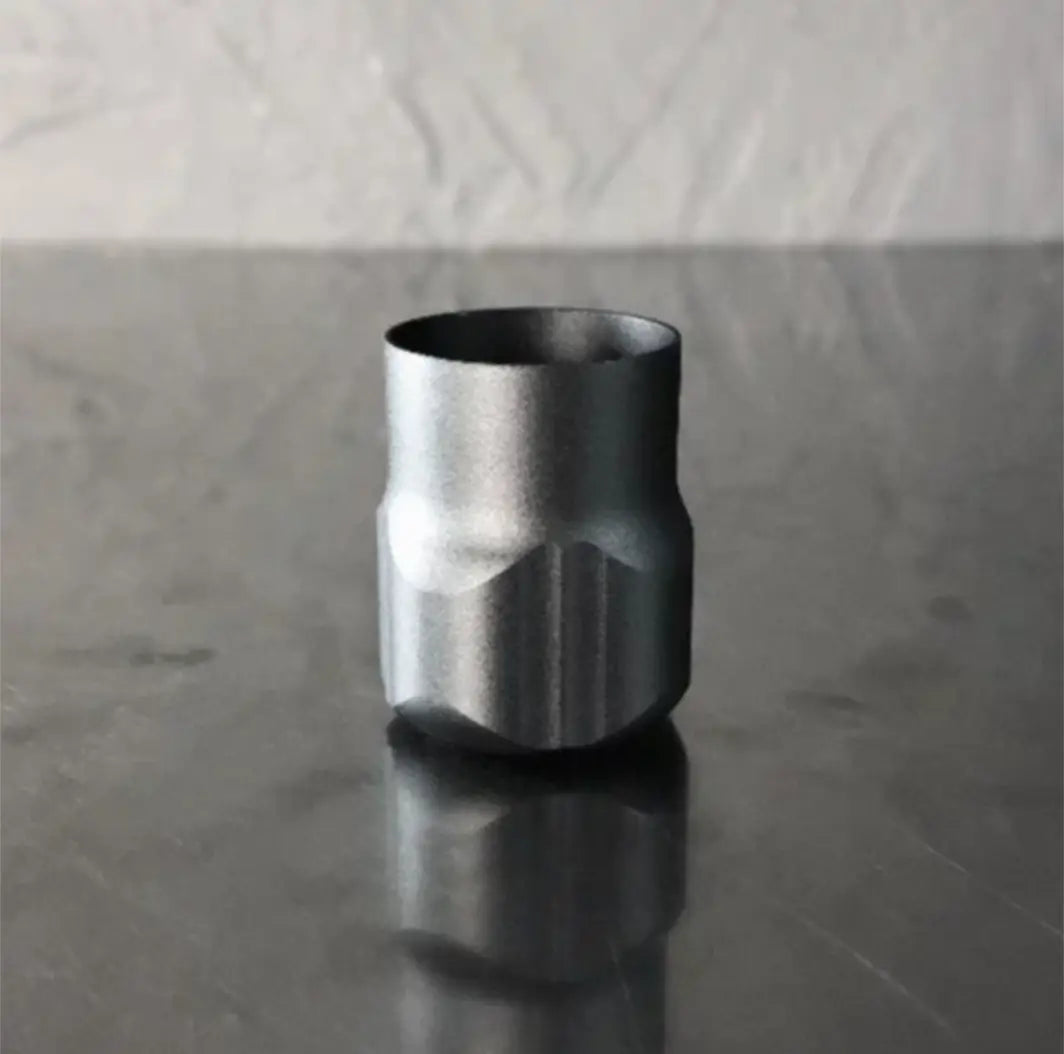 VLAD BLAD Ultron Pen Grip aus Aluminium, Standard, mit schlankem mattem metallischen zylindrischen Körper und facettiertem Unterteil