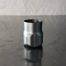 VLAD BLAD Ultron Pen Grip aus Aluminium, Standard, mit schlankem mattem metallischen zylindrischen Körper und facettiertem Unterteil