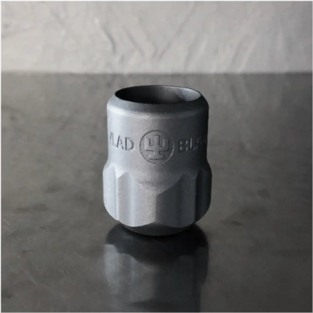 VLAD BLAD Ultron Pen Grip Aluminium XL mit grauer, metallischer, zylindrischer, strukturierter Aluminiumoberfläche und MAD-Branding