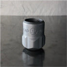 VLAD BLAD Ultron Pen Grip Aluminium XL mit grauer, metallischer, zylindrischer, strukturierter Aluminiumoberfläche und MAD-Branding
