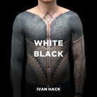 Ein markantes schwarz-weißes geometrisches Tattoo-Design, das Oberkörper, Arme und Brust bedeckt, in VLAD BLAD weiß auf schwarz von ivan hack pack pro
