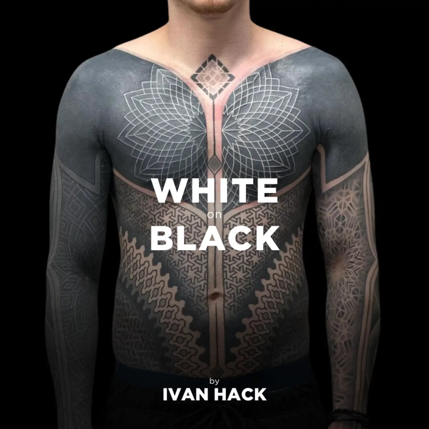Ein markantes schwarz-weißes geometrisches Tattoo-Design, das Oberkörper, Arme und Brust bedeckt, in VLAD BLAD weiß auf schwarz von ivan hack pack pro