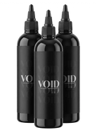 Drei elegante schwarze Kunststoffflaschen mit Void-Tätowierfarben, schwarzer Farben, minimalistischem weißem Branding und Pigmentstruktur