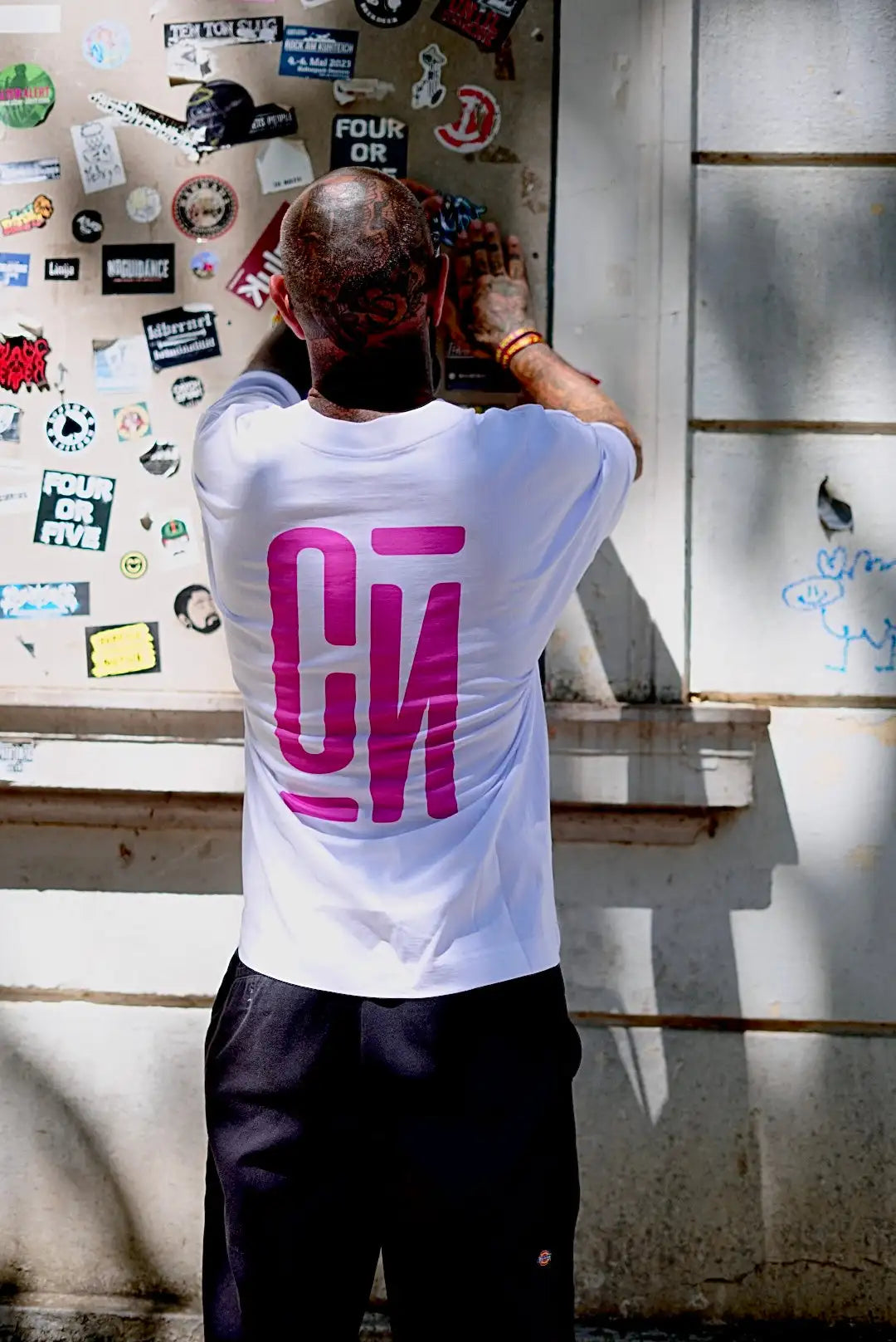 T-shirt blanc avec lettrage rose vif ’cj’ au dos.