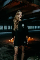 alt
schwarzes langärmliges Kleid mit weißem Augenmotiv auf der Brust und kleinem rechteckigen Etikett am Saum aus der unisex-Kollektion wolfpack inner eye tee