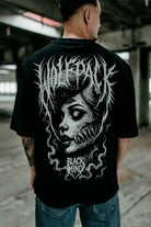 Schwarzes kurzärmeliges Baumwoll-Oversized-T-Shirt von wolfpack mit detailliertem weißem Totenkopf-Print und Text