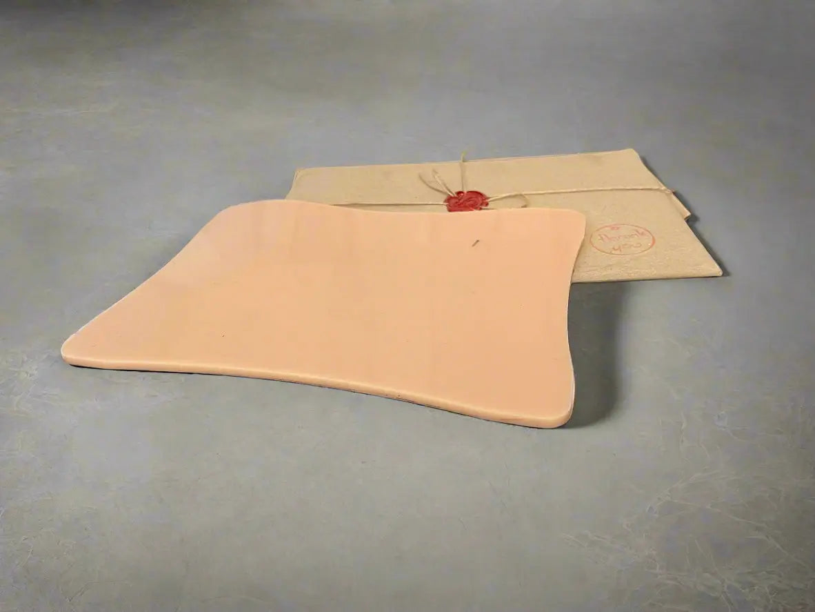 alt
Beige rechteckige Silikonmatte mit abgerundeten Ecken neben einem Vintage-Umschlag mit rotem Wachsversiegelung, holzige synthetische Kunsthaut a5 5 mm