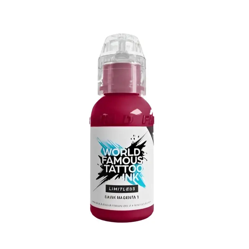 Eine leuchtend rote world famous Tattoo-Farben-Flasche ohne Limit mit klarem, strukturiertem Verschluss und fettem schwarzem Textetikett