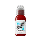 Eine leuchtend rote world famous grenzenlose Tattoo-Farben-Flasche mit transparenter Kunststoffkappe und fettem schwarzem Schriftzug