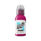 Eine leuchtend rosa world famous grenzenlose Tattoo-Farben-Flasche mit transparenter, abgerundeter Kappe und kräftigem schwarzem Textetikett