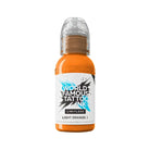 Eine leuchtend orange world famous limitlose Tattoo-Farben-Flasche mit klarem, rundem Verschluss und fettem schwarzem Textetikett auf weißem Hintergrund
