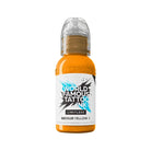 Eine leuchtend orange world famous grenzenlose Tattoo-Farben-Flasche mit transparenter, abgerundeter Kappe und auffälligem schwarzem Schriftetikett