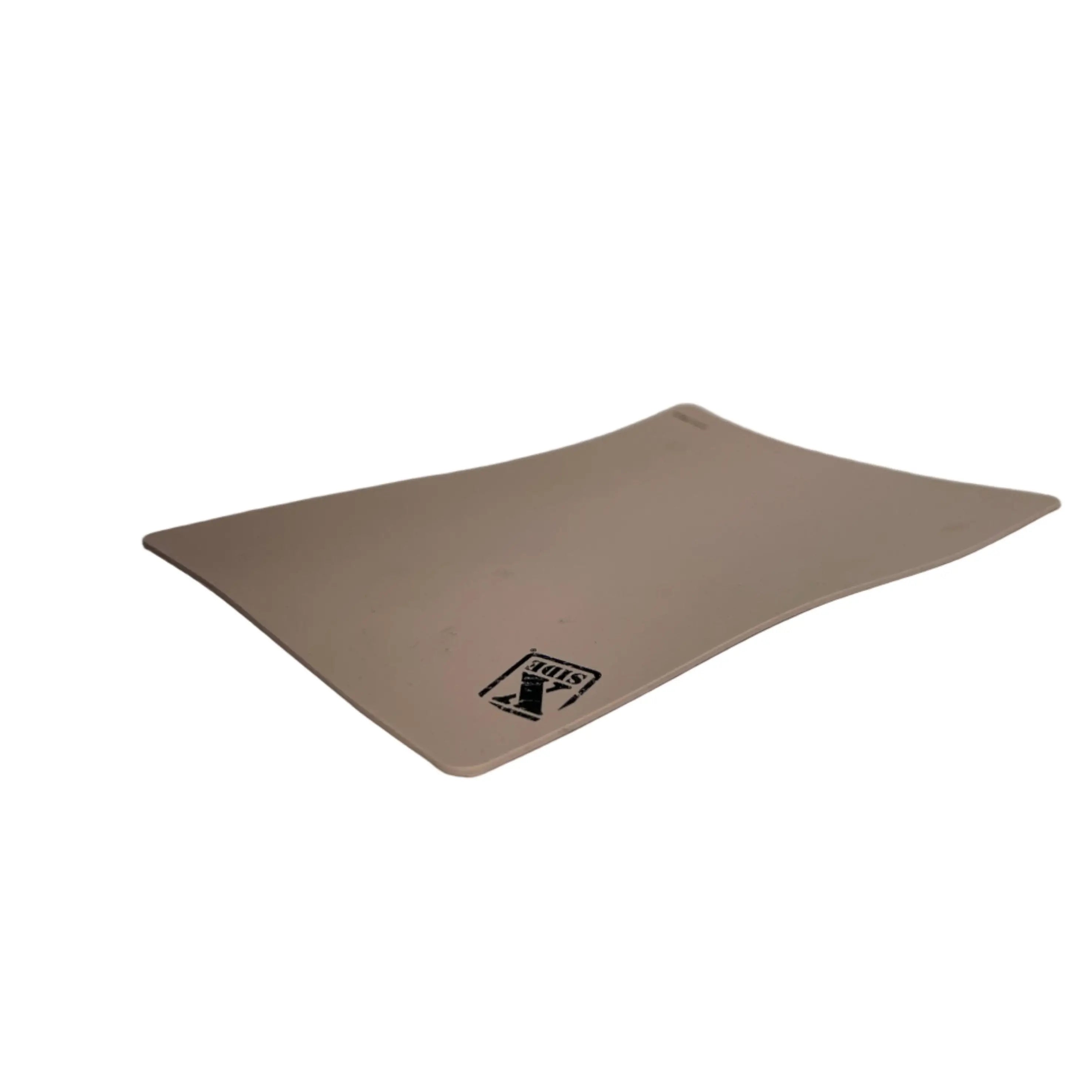 Beige Matte mit Logo auf weißem Hintergrund