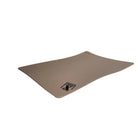 Beige Matte mit Logo auf weißem Hintergrund