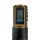 Goldfarbene zylindrische Tätowiermaschine Zuma stroke v2 mit digitalem Display, das Spannung, Frequenz und Zeit anzeigt