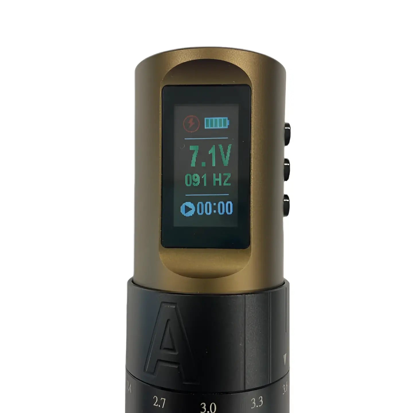 Goldfarbene zylindrische Tätowiermaschine Zuma stroke v2 mit digitalem Display, das Spannung, Frequenz und Zeit anzeigt
